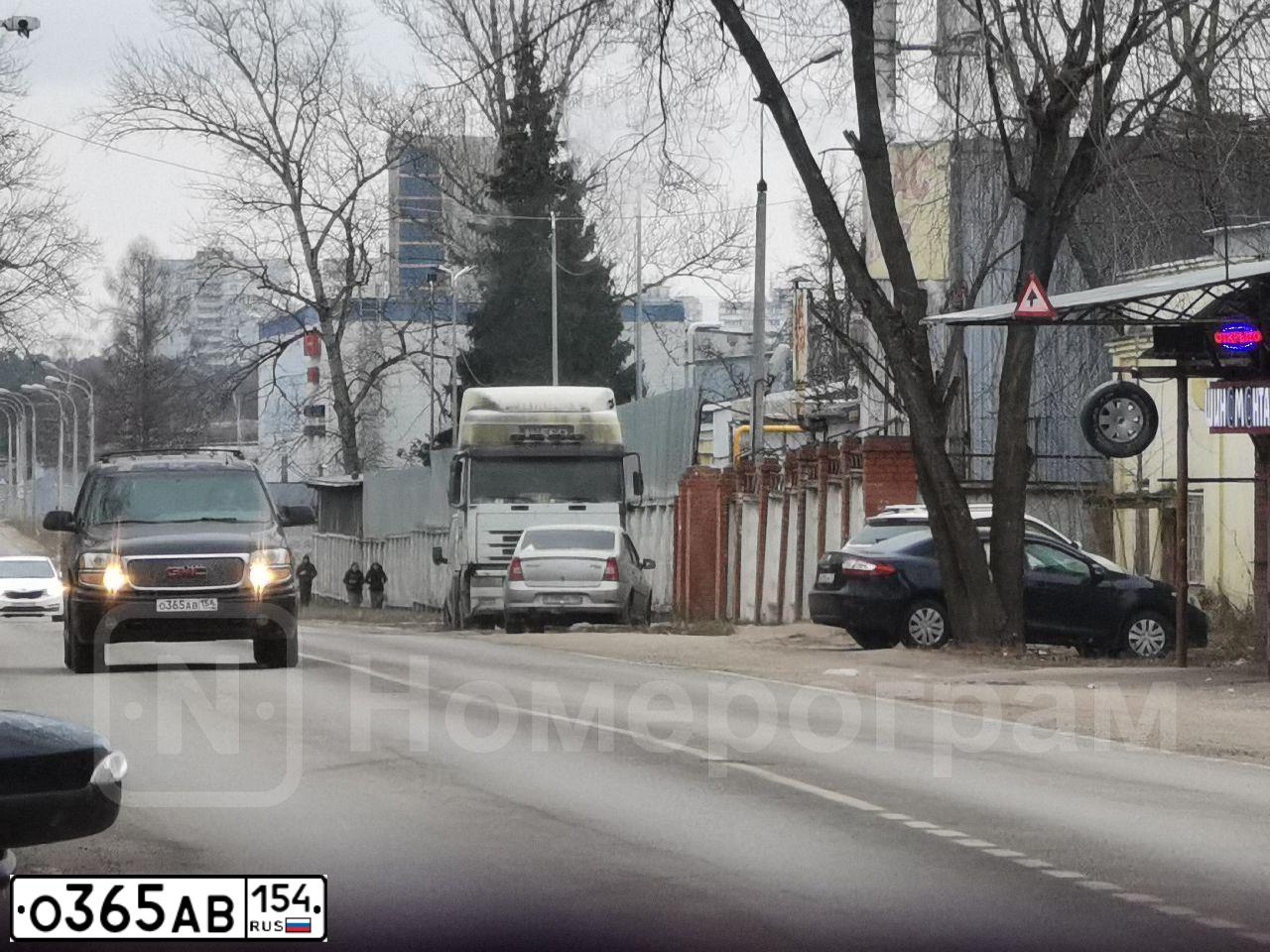 Фото автомобиля GMC YUKON, 2000 — госномер О365АВ154. Цвет: ЧЕРНЫЙ