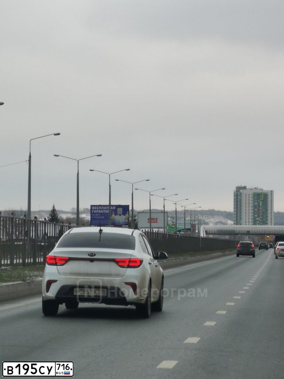 Фото автомобиля KIA RIO, 2018 — госномер В195СУ716. Цвет: Белый