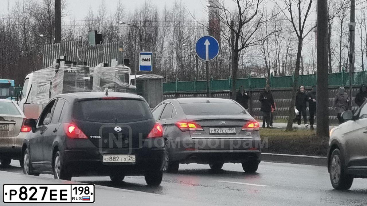 Фото автомобиля HYUNDAI I40, 2013 — госномер Р827ЕЕ198. Цвет: СЕРЫЙ
