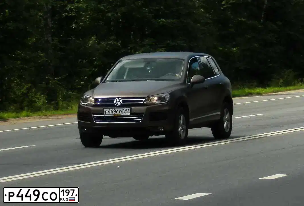 Фото автомобиля VOLKSWAGEN TOUAREG, 2012 — госномер О251ВН29. Цвет: Коричневый