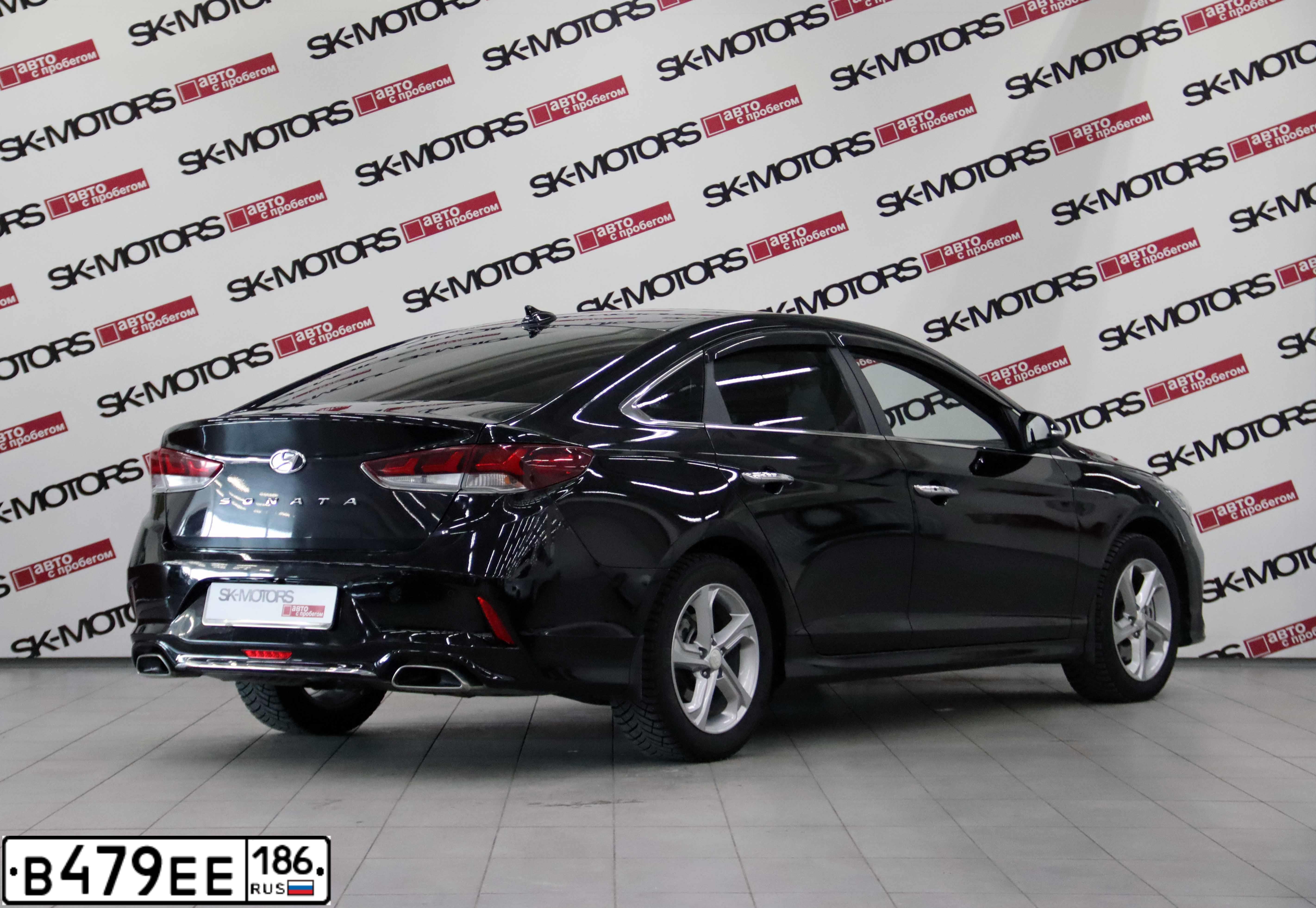 Фото автомобиля HYUNDAI SONATA, 2019 — госномер М300ЕУ186. Цвет: ЧЕРНЫЙ
