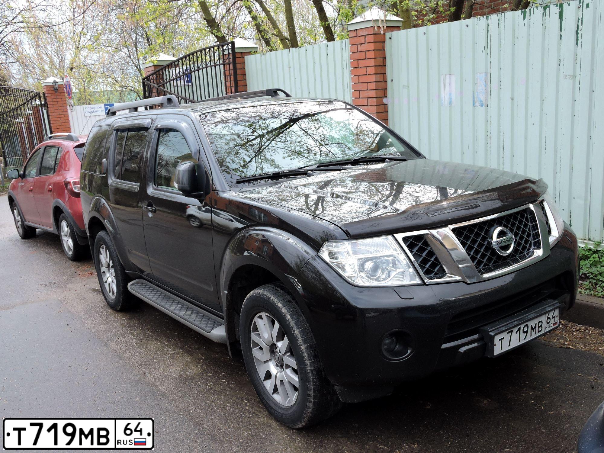 Фото автомобиля NISSAN PATHFINDER, 2012 — госномер Т719МВ64. Цвет: ЧЕРНЫЙ
