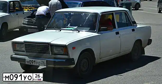 Фото автомобиля LADA 2107, 2010 — госномер М091УО26. Цвет: БЕЛЫЙ