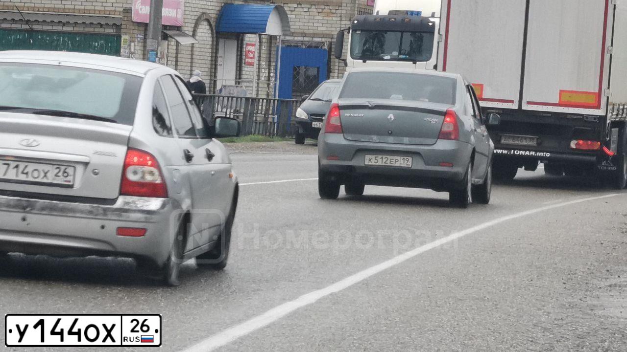 Фото автомобиля LADA 1118 KALINA, 2011 — госномер У144ОР26. Цвет: СЕРЕБРИСТО-КРАСНЫЙ