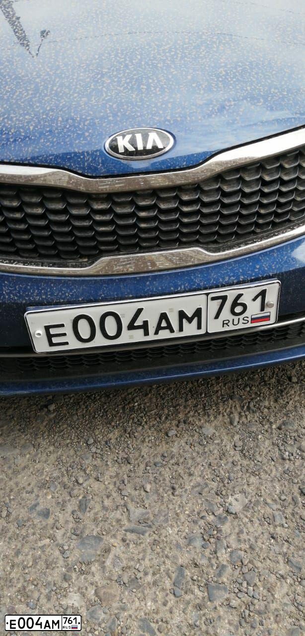 Фото автомобиля KIA RIO, 2016 — госномер Е004АМ761. Цвет: СИНИЙ