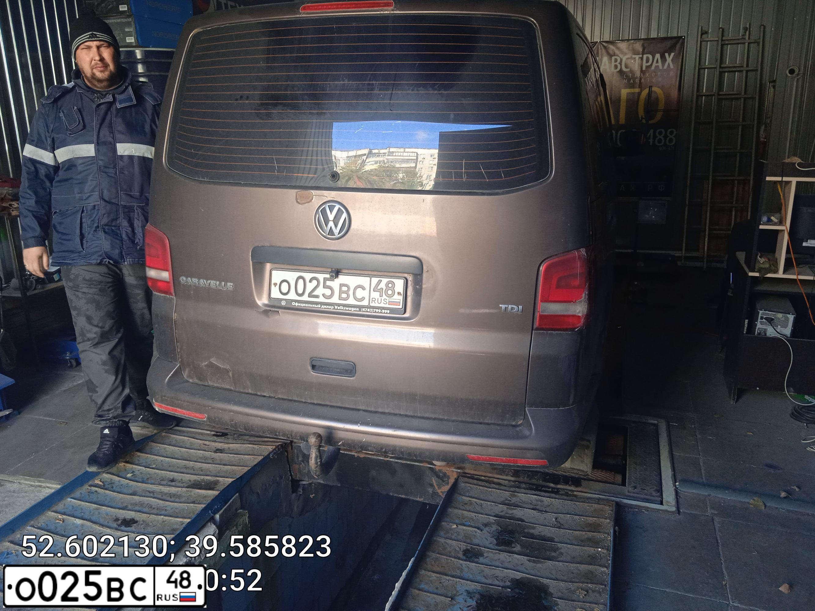 Фото автомобиля VOLKSWAGEN CARAVELLE, 2010 — госномер О025ВС48. Цвет: Коричневый