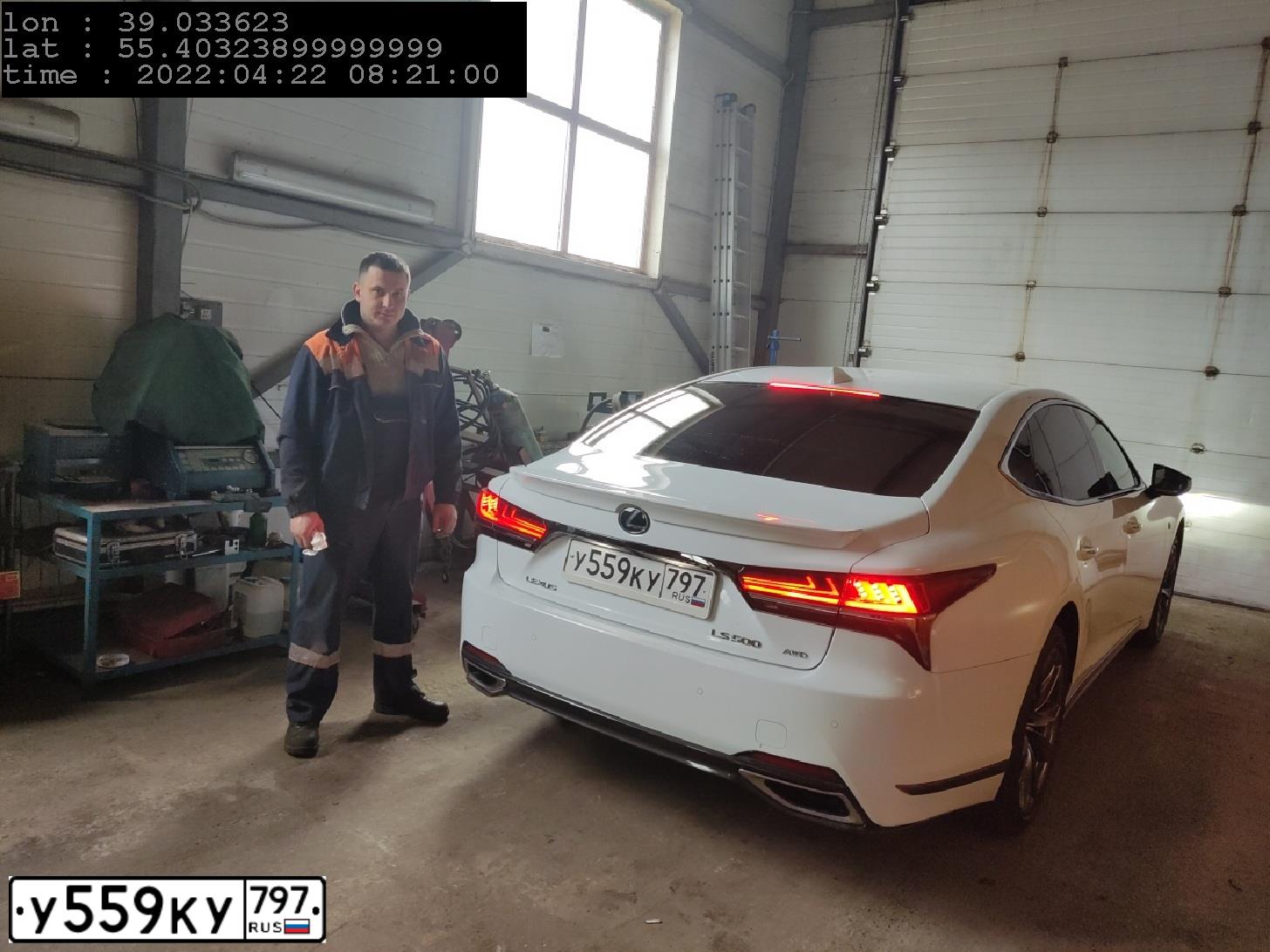 Фото автомобиля LEXUS LS, 2018 — госномер В373МС790. Цвет: Белый