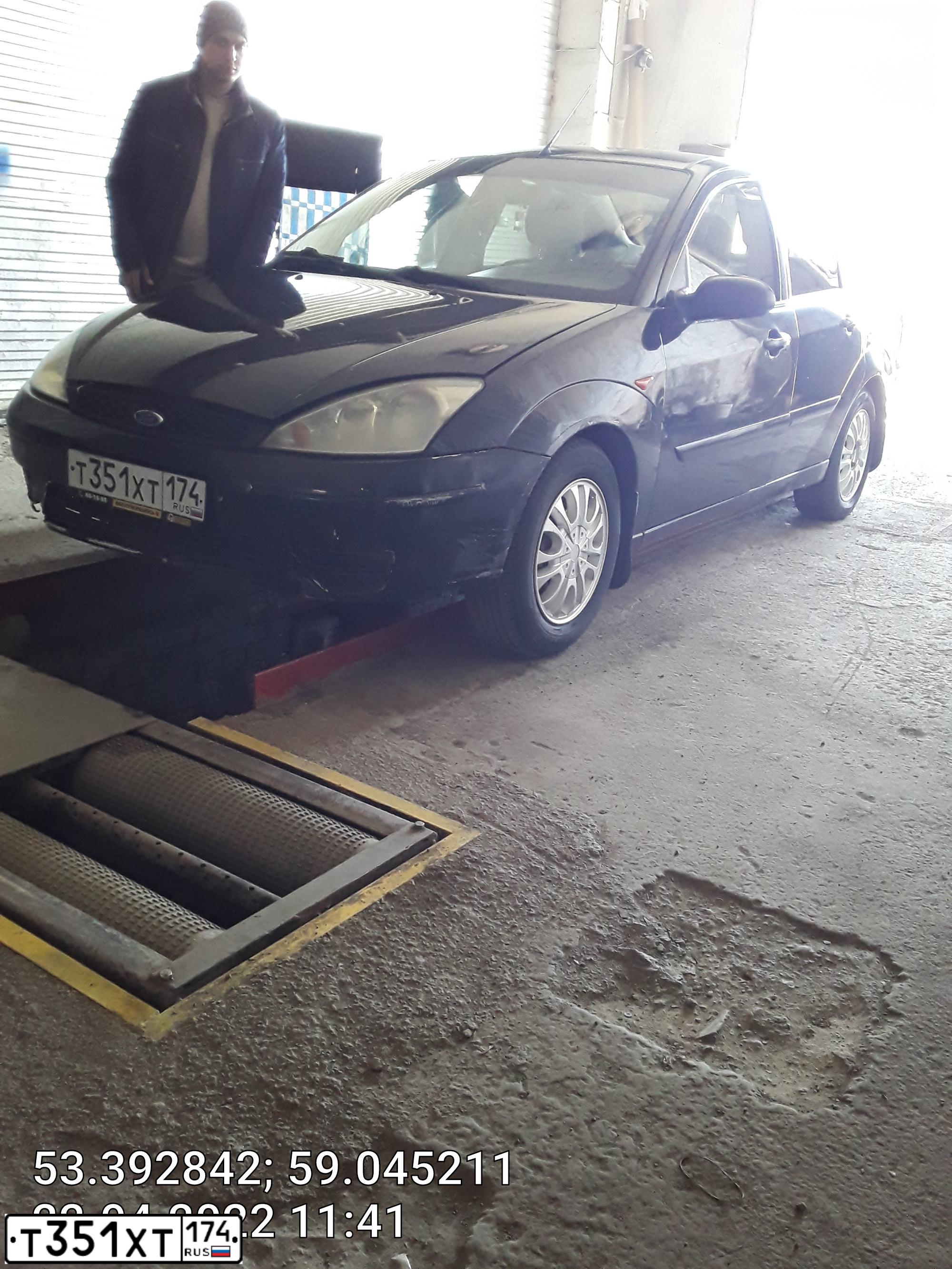 Фото автомобиля FORD FOCUS, 2004 — госномер Т351ХТ174. Цвет: СЕРЫЙ