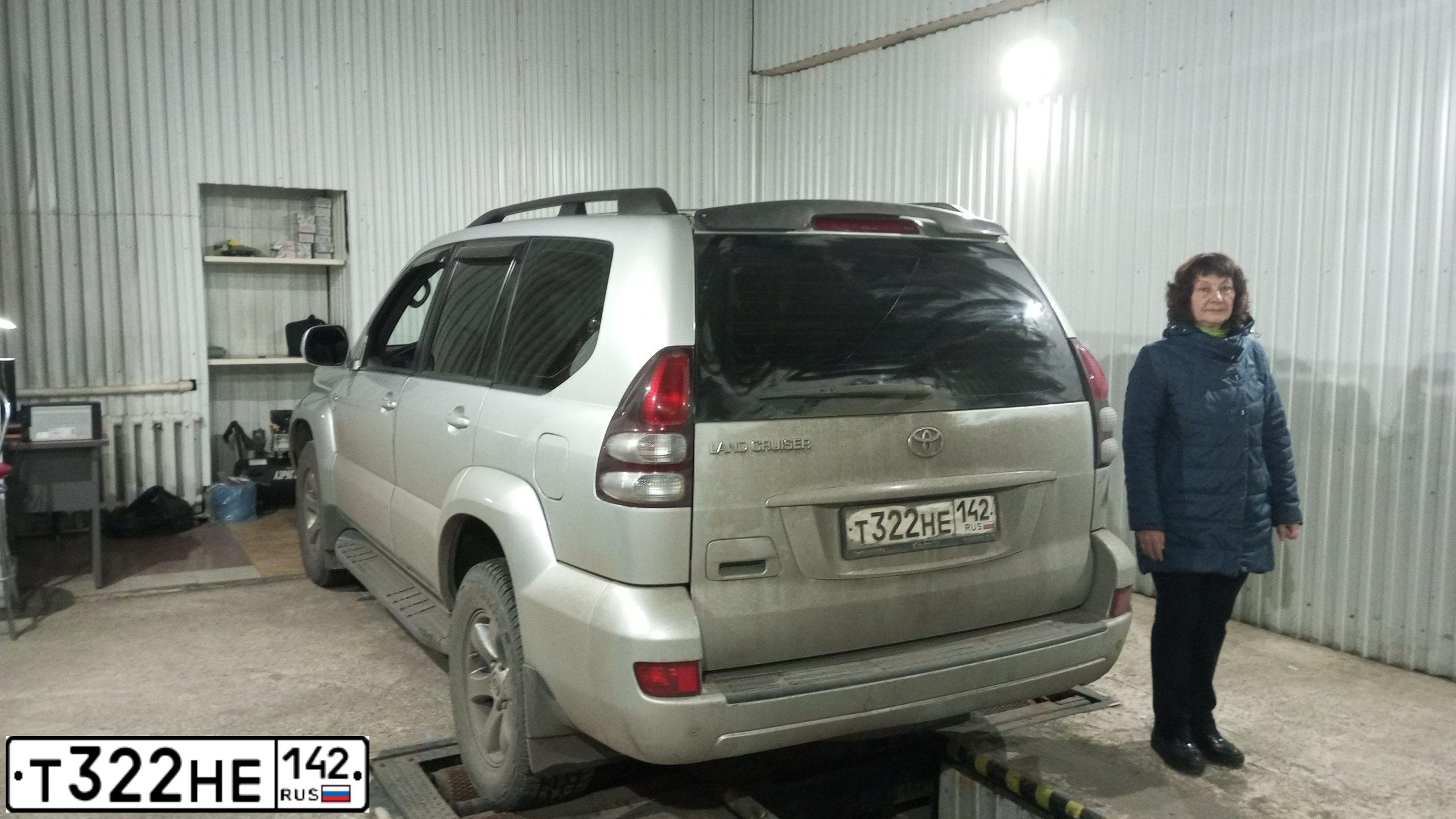 Фото автомобиля TOYOTA LANDCRUISER, 2008 — госномер С817ХР799. Цвет: СЕРЕБРИСТЫЙ
