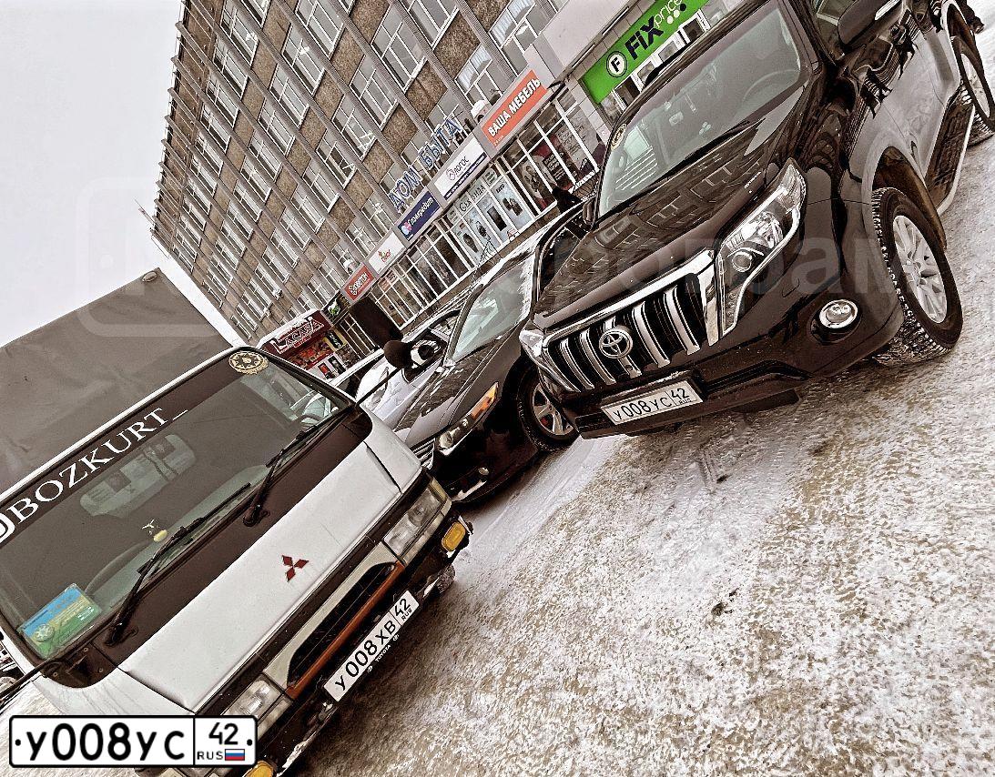 Фото автомобиля TOYOTA LANDCRUISER, 2017 — госномер У008УС42. Цвет: ЧЕРНЫЙ