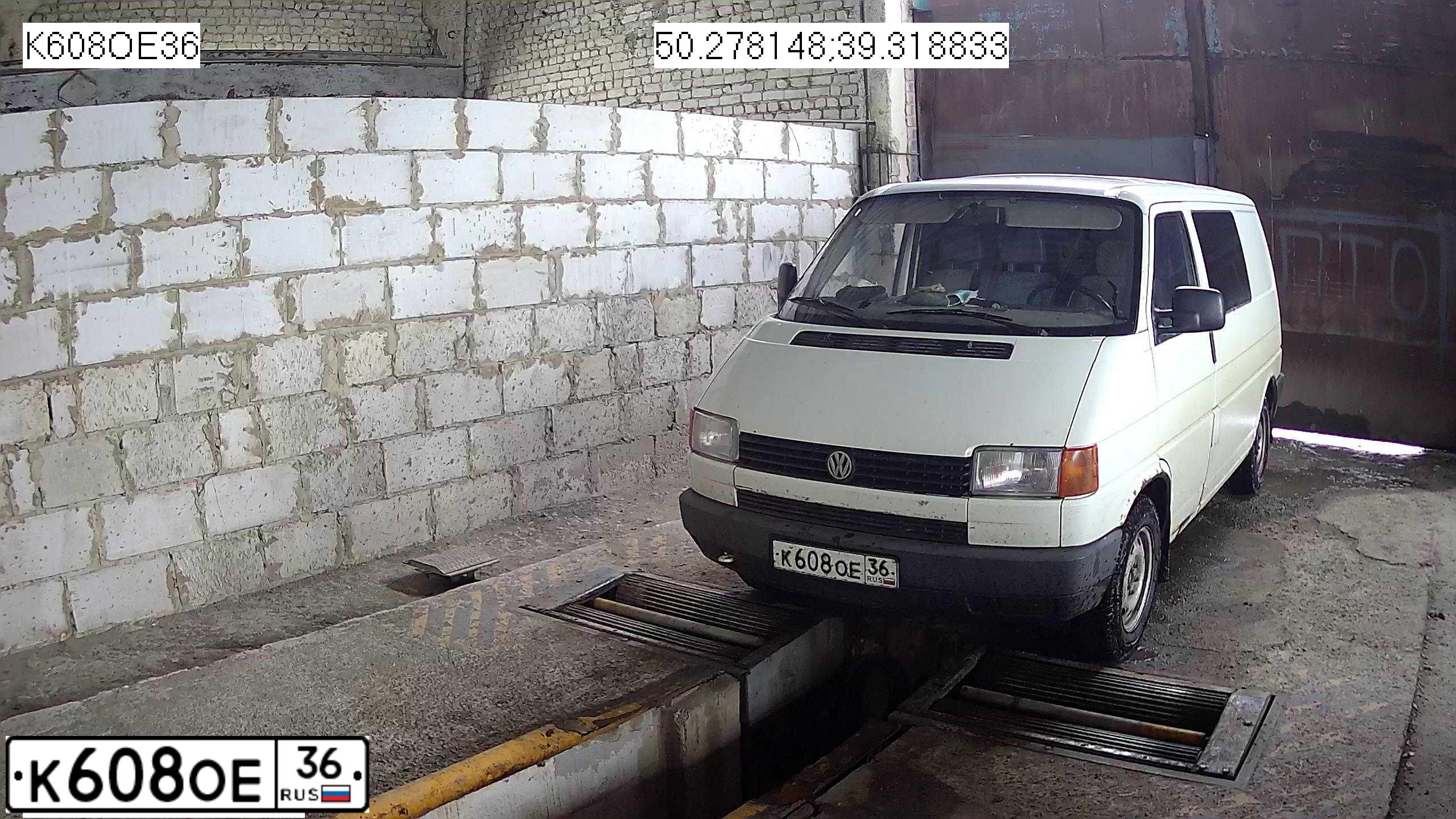 Фото автомобиля VOLKSWAGEN TRANSPORTER, 1994 — госномер К608ОЕ36. Цвет: БЕЛЫЙ