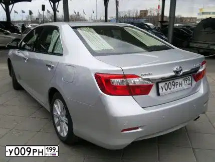 Фото автомобиля TOYOTA CAMRY, 2012 — госномер У009РН199. Цвет: СЕРЫЙ