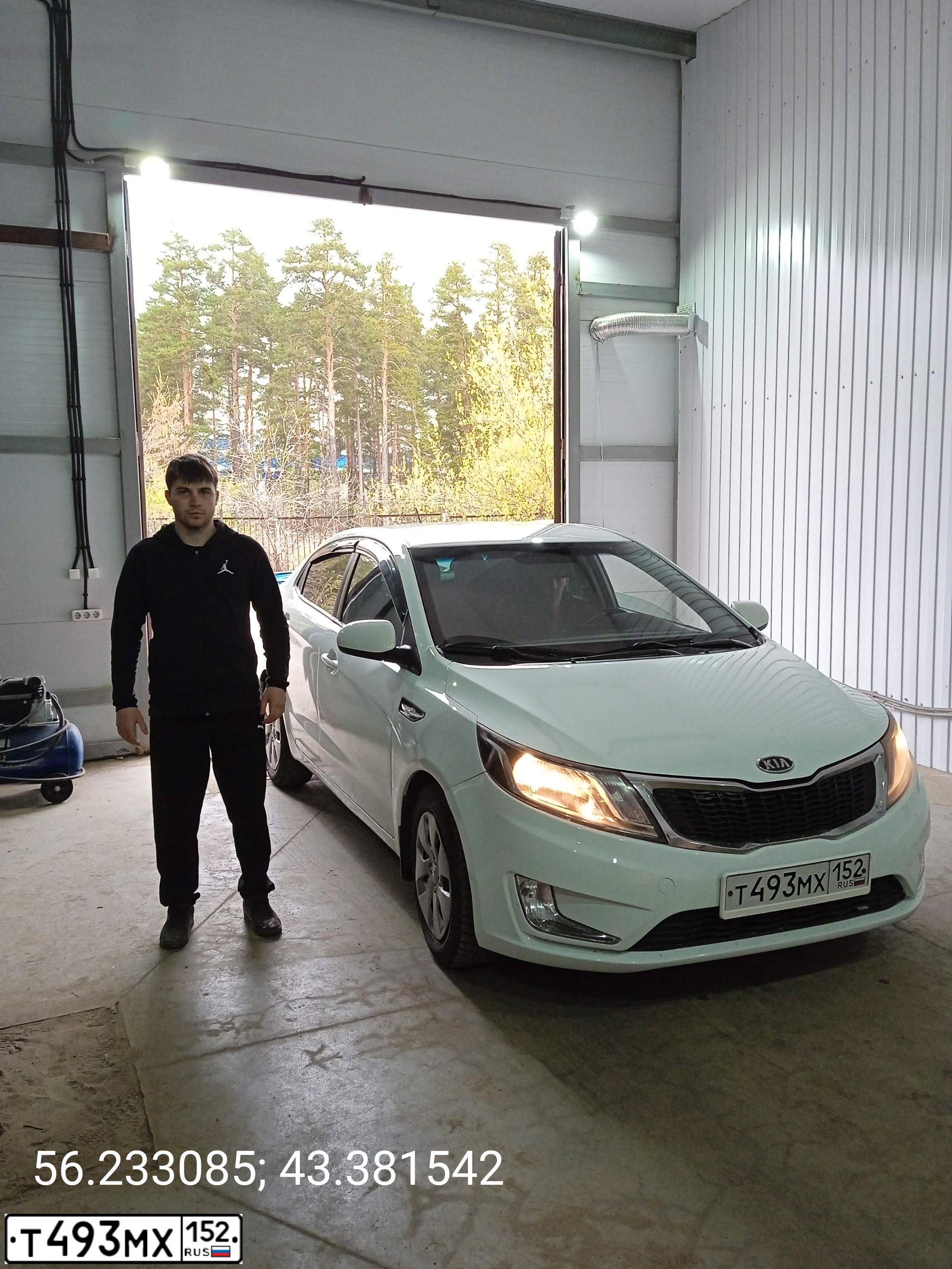 Фото автомобиля KIA RIO, 2012 — госномер Т493МХ152. Цвет: Белый