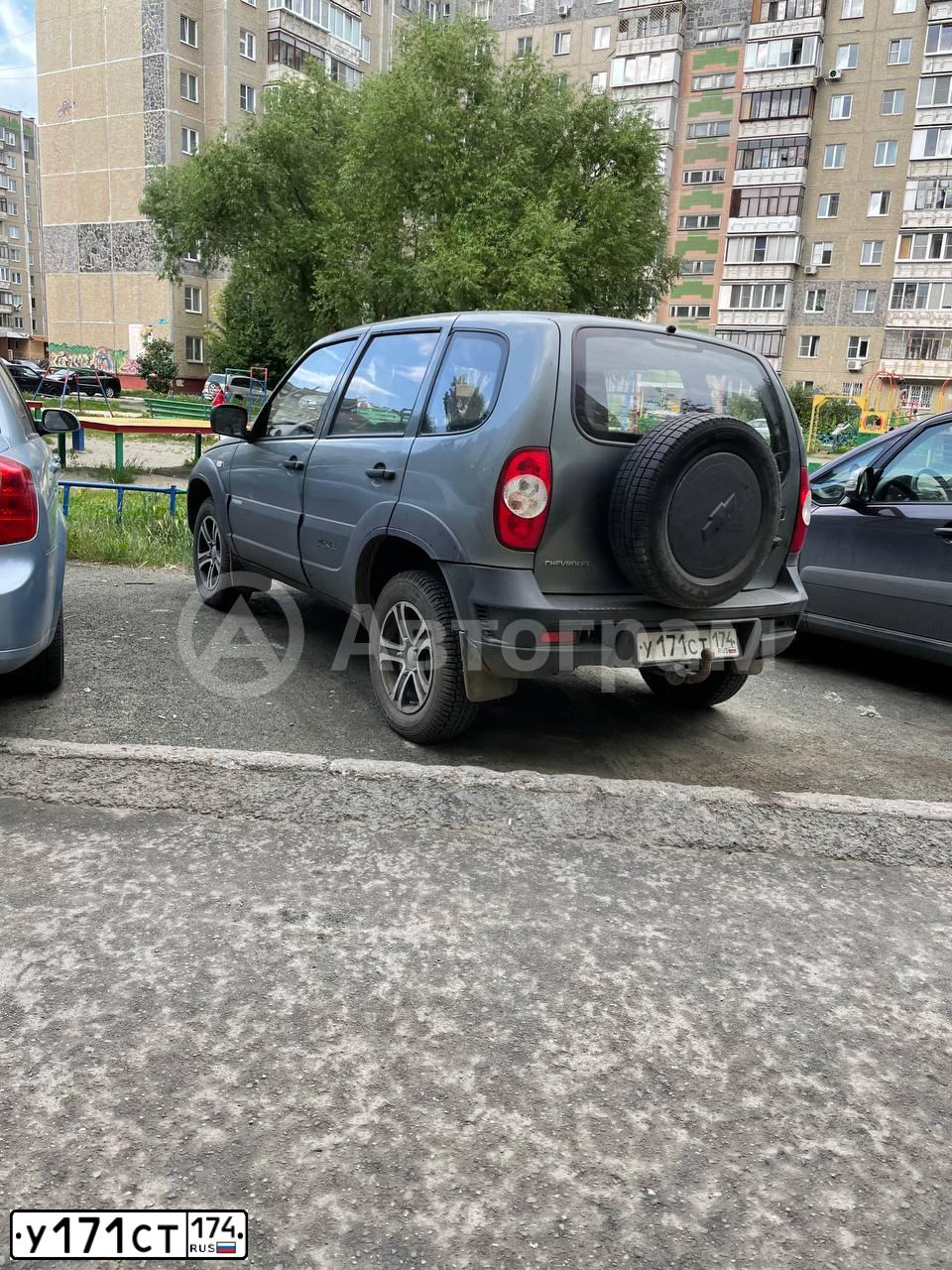 Фото автомобиля CHEVROLET NIVA, 2014 — госномер У171СТ174. Цвет: ТЕМНО СЕРЫЙ МЕТАЛЛИК