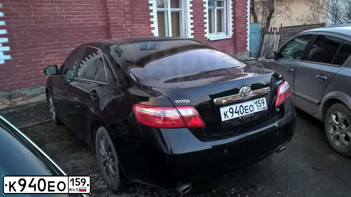 Фото автомобиля TOYOTA CAMRY, 2010 — госномер О816ТМ196. Цвет: ЧЕРНЫЙ