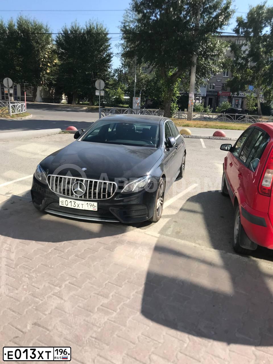 Фото автомобиля MERCEDES E-KLASSE, 2016 — госномер Е013ХТ196. Цвет: ЧЕРНЫЙ