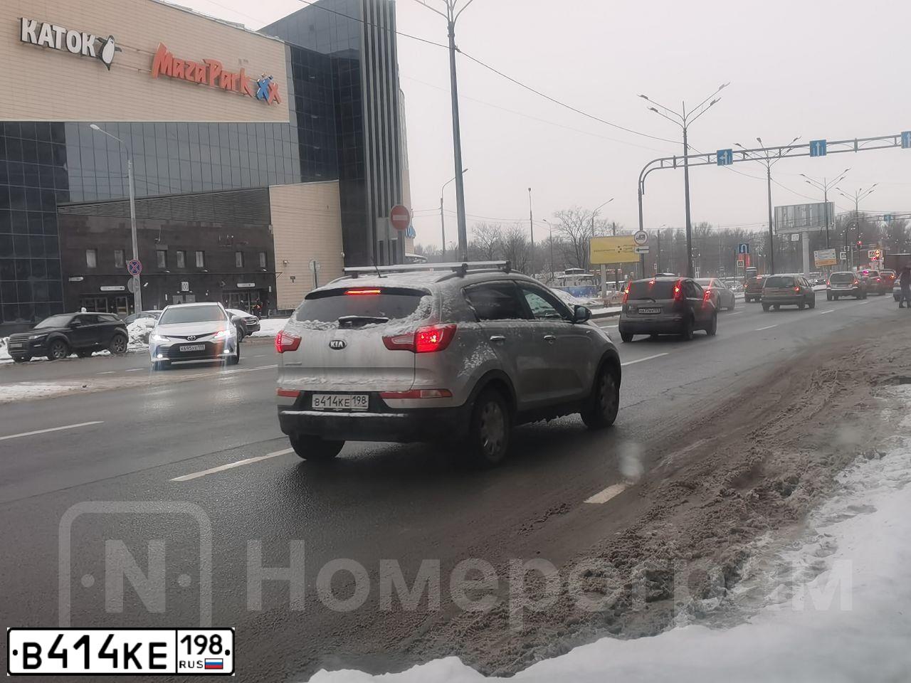 Фото автомобиля KIA SPORTAGE, 2012 — госномер Р844СТ198. Цвет: ПЕРЛАМУТРОВО-СЕРЕБРИСТЫЙ