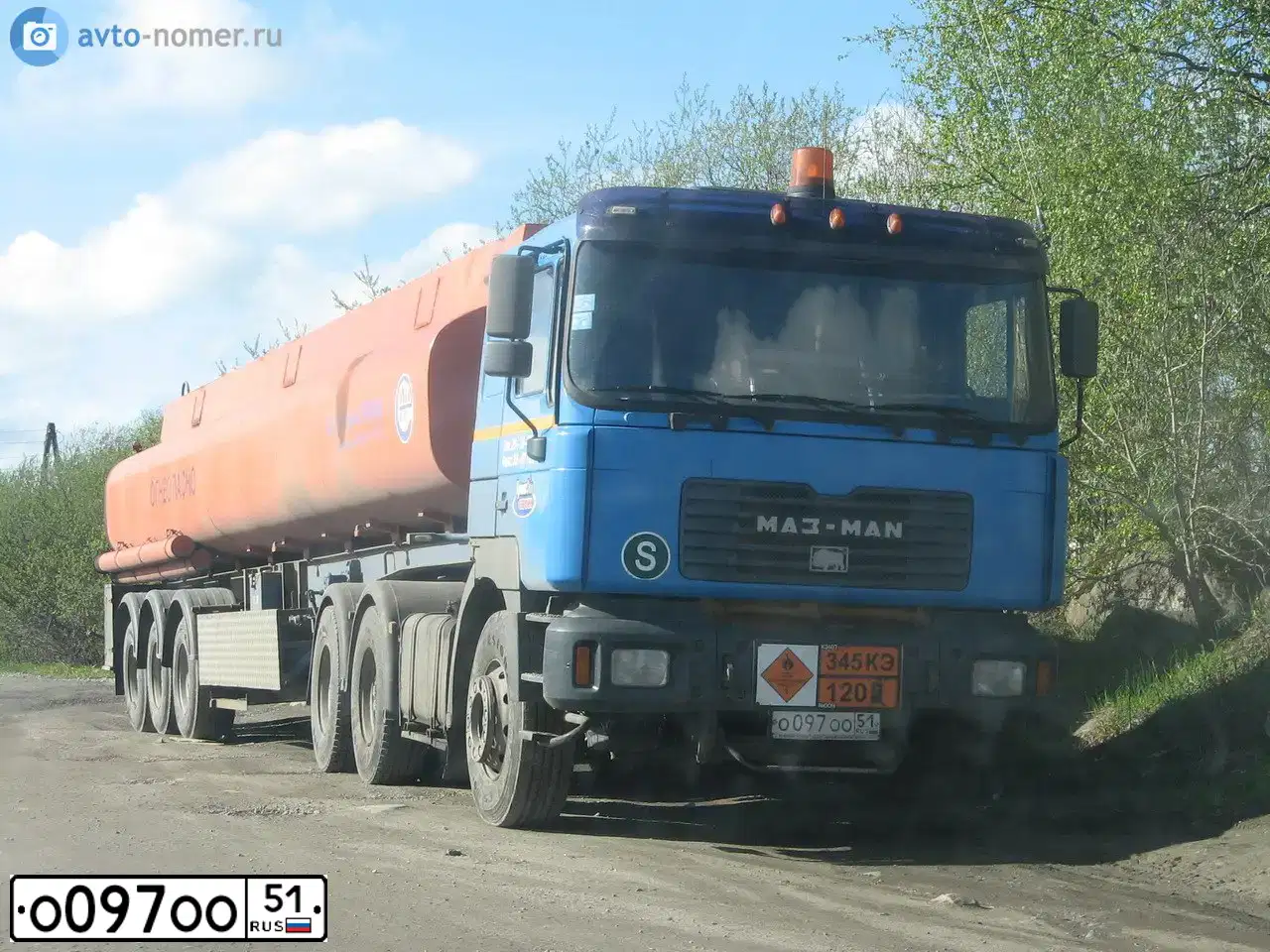 Фото автомобиля MAZ MAN MAZ-MAN 64226 /6X4/, 2004 — госномер Е989ВК198. Цвет: небесно-голубой