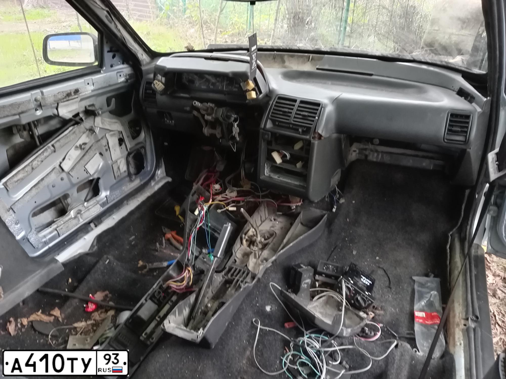 Фото автомобиля LADA 2110, 2001 — госномер А410ТУ93. Цвет: СЕРЕБРИСТО-ГОЛУБОЙ