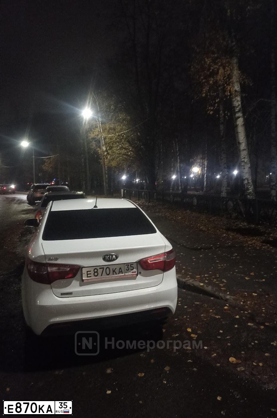 Фото автомобиля KIA RIO, 2013 — госномер Е870КА35. Цвет: БЕЛЫЙ