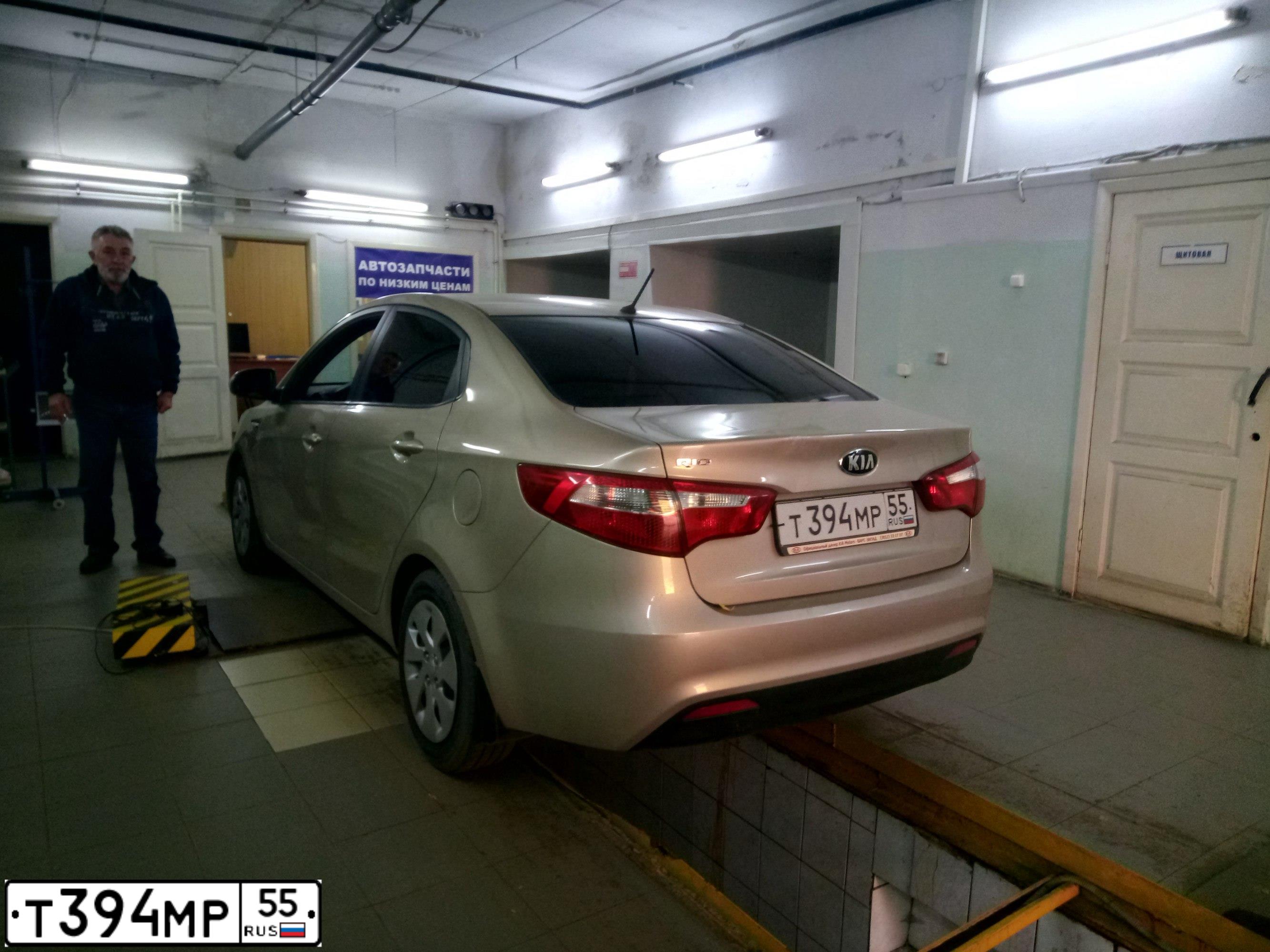 Фото автомобиля KIA RIO, 2013 — госномер Т394МР55. Цвет: СЕРЫЙ