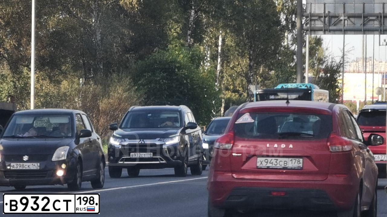 Фото автомобиля MITSUBISHI OUTLANDER, 2019 — госномер В932СТ198. Цвет: ТЕМНО-СИНИЙ