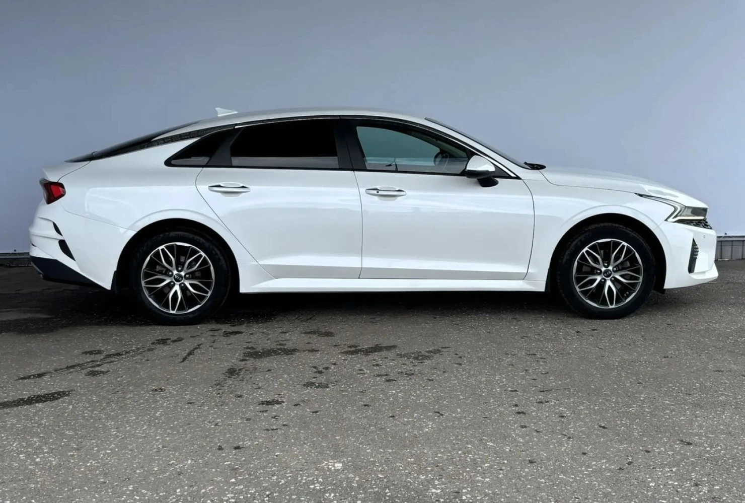 Фото автомобиля KIA K5, 2020 — госномер С367ТО43. Цвет: Белый