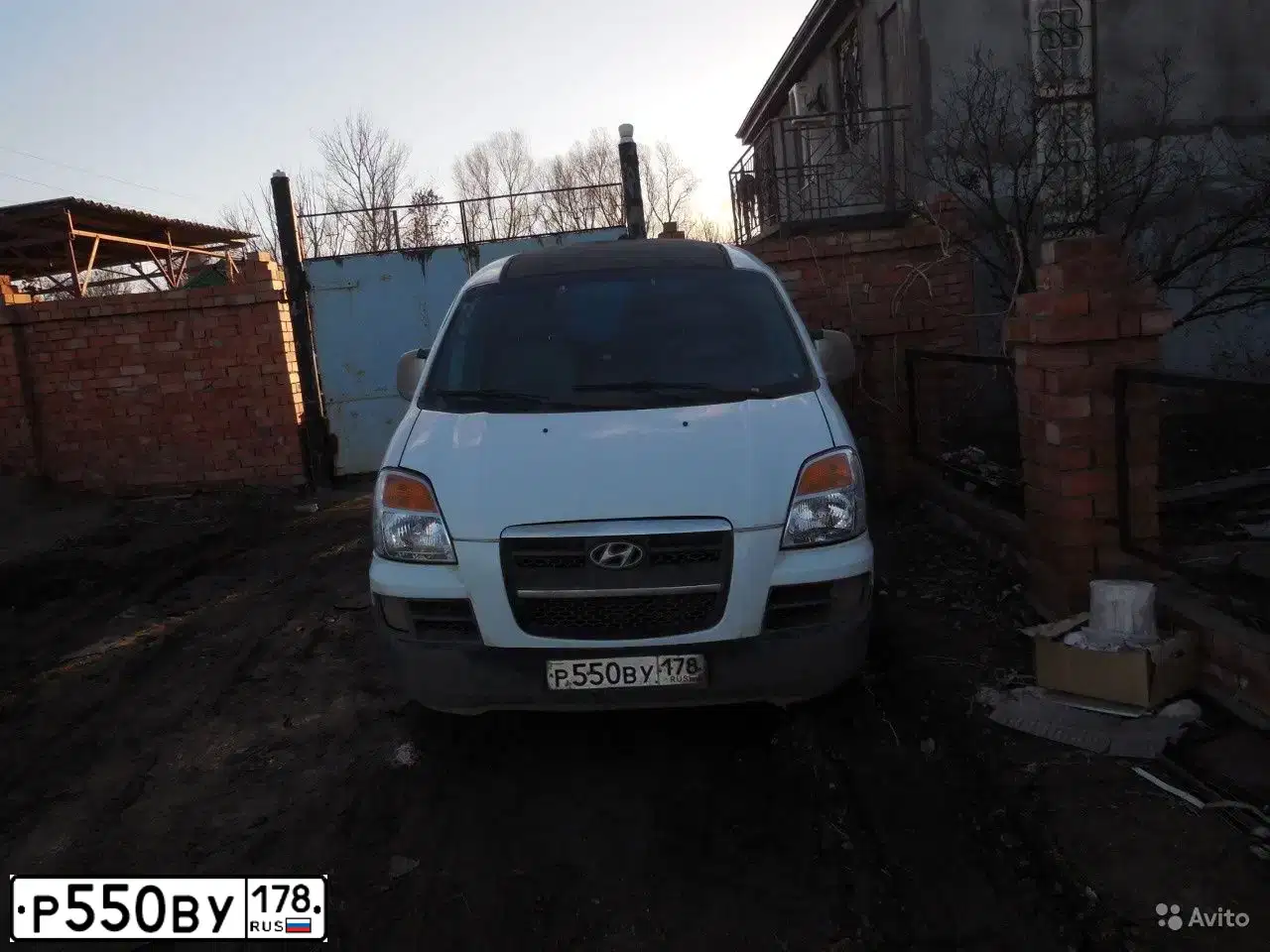 Фото автомобиля HYUNDAI H 1H 100STAREX, 2005 — госномер М497МА134. Цвет: Белый
