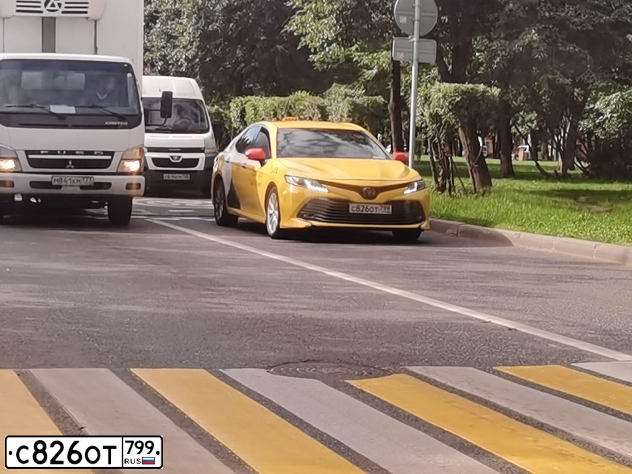 Фото автомобиля TOYOTA CAMRY, 2018 — госномер Т412РС05. Цвет: БЕЛЫЙ ПЕРЛАМУТР