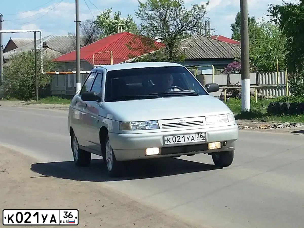 Фото автомобиля LADA 2110, 2005 — госномер К717ТМ36. Цвет: МОЛОЧНО-БЕЛЫЙ СЕРЕБРИСТЫЙ