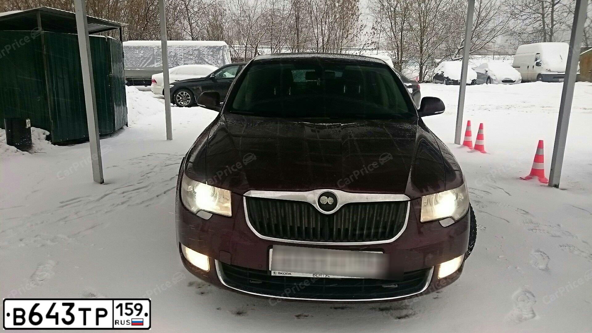 Фото автомобиля SKODA SUPERB, 2013 — госномер С077МУ790. Цвет: ТЕМНО-БОРДОВЫЙ