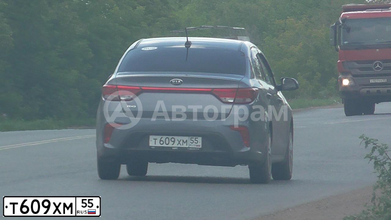 Фото автомобиля KIA RIO, 2017 — госномер Т609ХМ55. Цвет: Серый