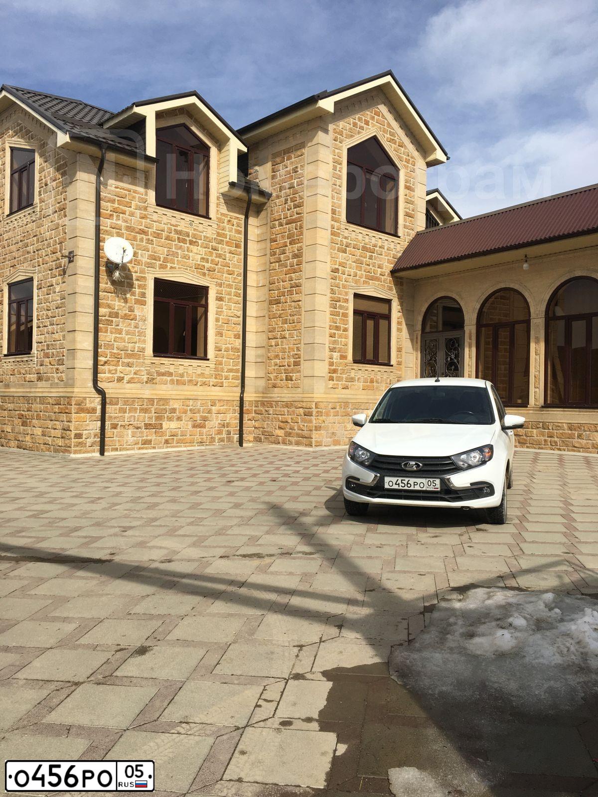 Фото автомобиля LADA 2190 GRANTA, 2019 — госномер Р255УУ05. Цвет: Белый