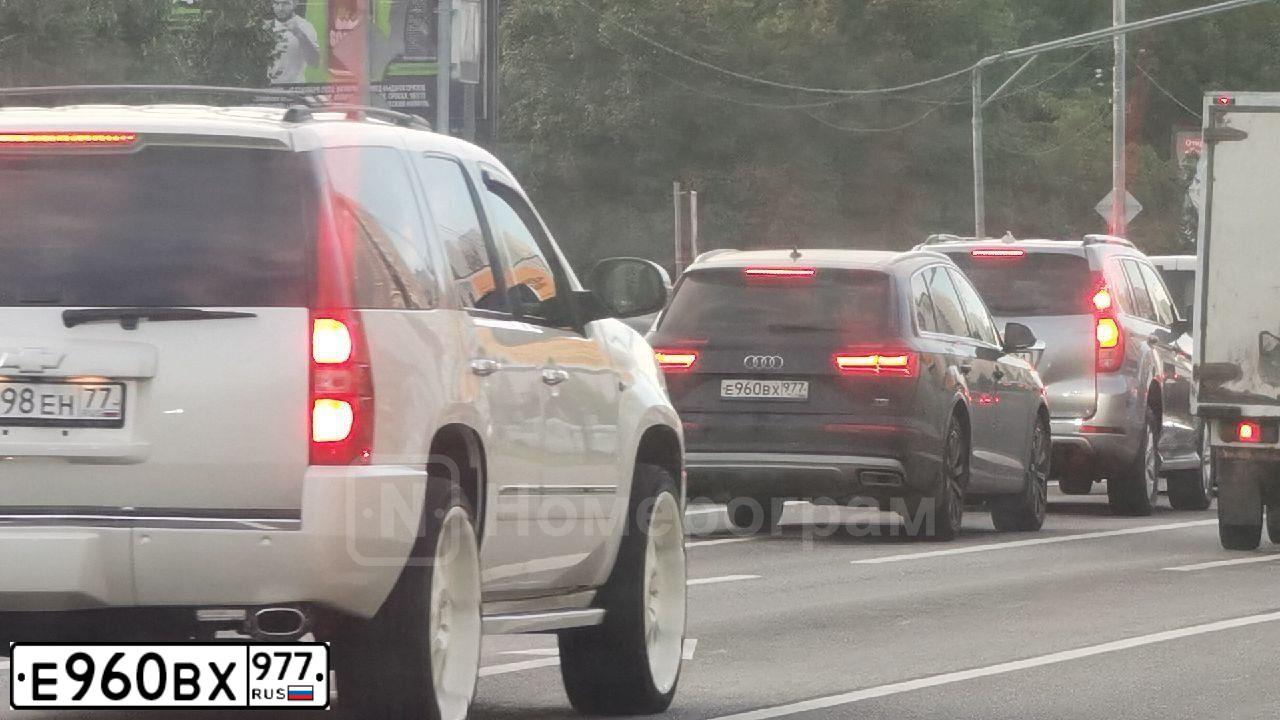 Фото автомобиля RENAULT LOGAN, 2011 — госномер Е960ВХ977. Цвет: СИНИЙ