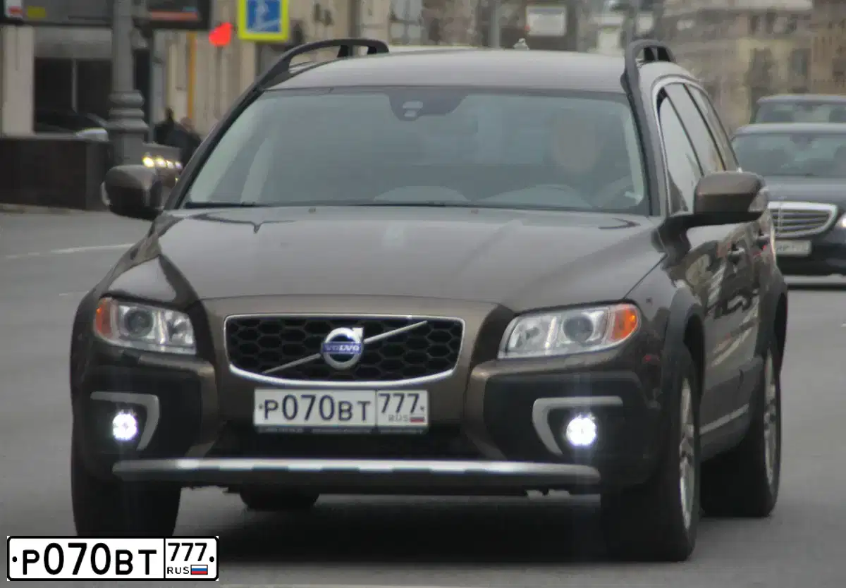 Фото автомобиля VOLVO XC70, 2014 — госномер Р070ВТ777. Цвет: СЕРЫЙ