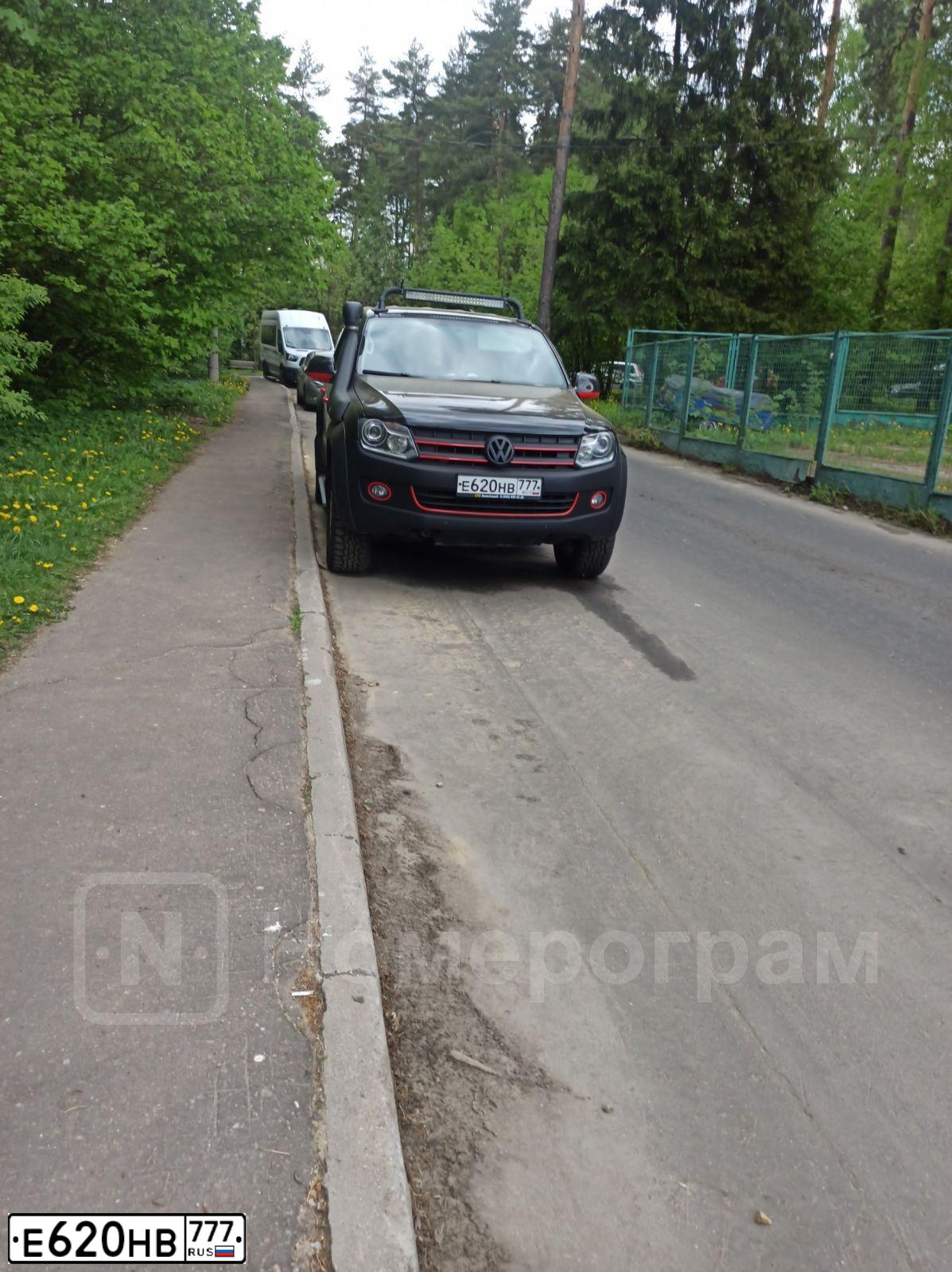 Фото автомобиля VOLKSWAGEN AMAROK, 2014 — госномер Е620НВ777. Цвет: ЧЕРНЫЙ
