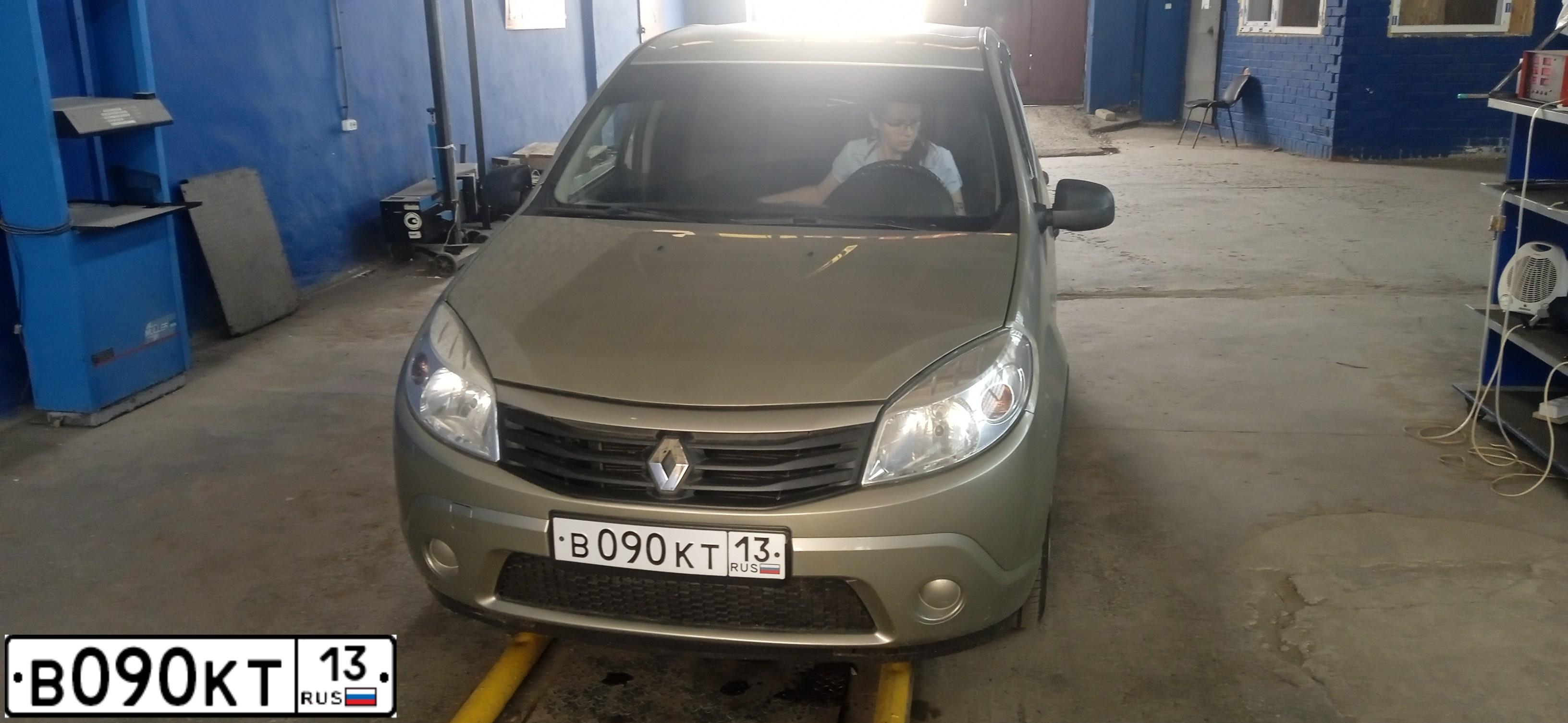Фото автомобиля RENAULT T SANDERO, 2013 — госномер В090КТ13. Цвет: БЕЖЕВЫЙ