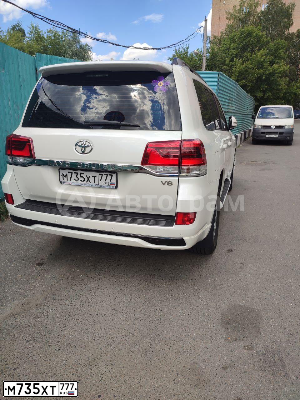 Фото автомобиля TOYOTA LANDCRUISER 200, 2017 — госномер М735ХТ777. Цвет: БЕЛЫЙ