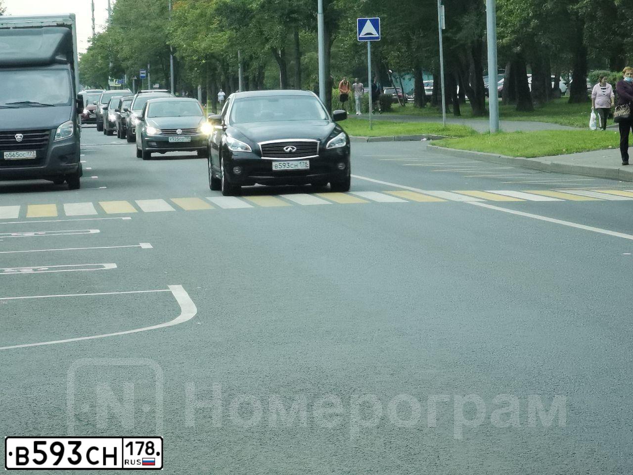 Фото автомобиля INFINITI M37, 2012 — госномер Т224ЕС58. Цвет: ТЕМНО-КРАСНЫЙ
