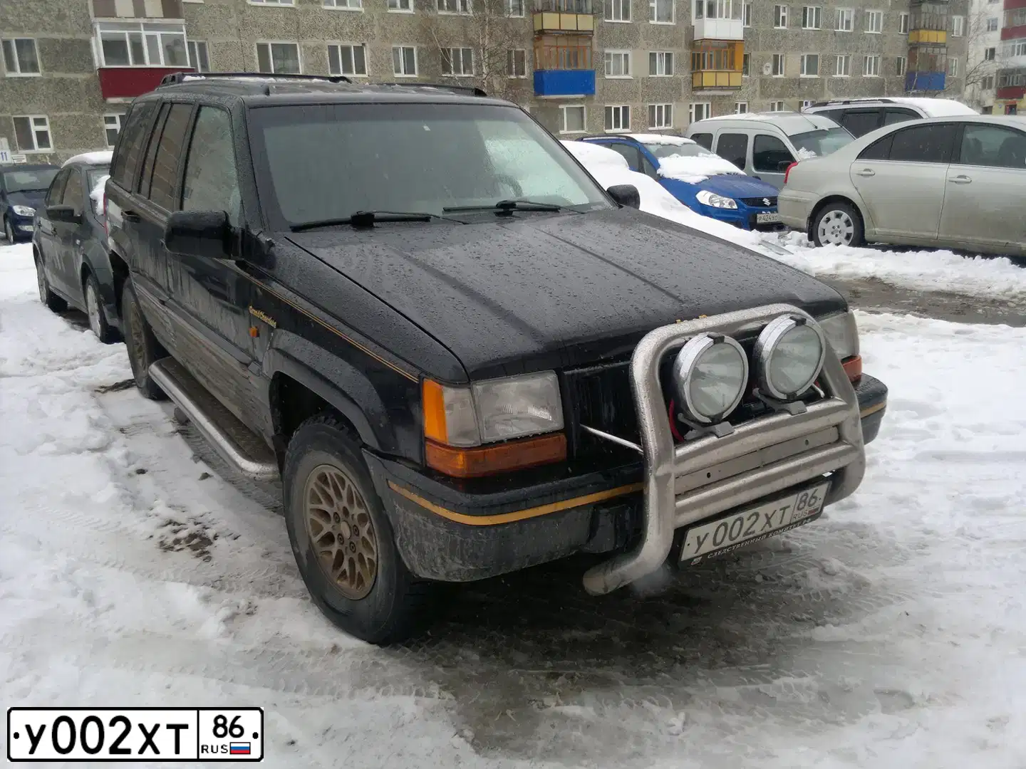Фото автомобиля JEEP GRAND CHEROKEE, 1992 — госномер У002ХТ86. Цвет: ЧЕРНЫЙ