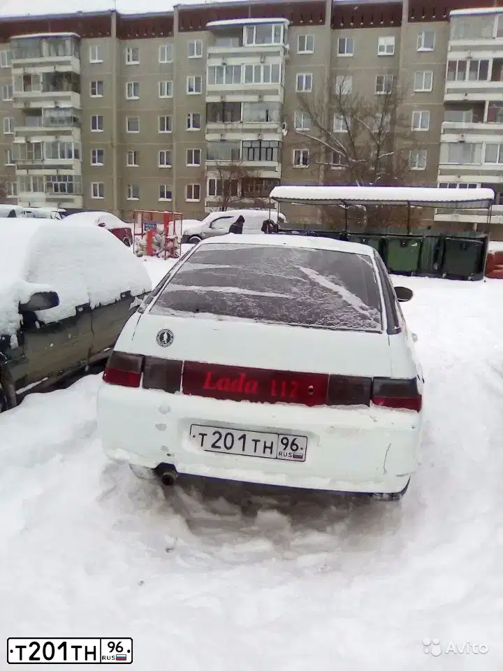 Фото автомобиля LADA 2112, 2001 — госномер Р471КХ96. Цвет: Белый