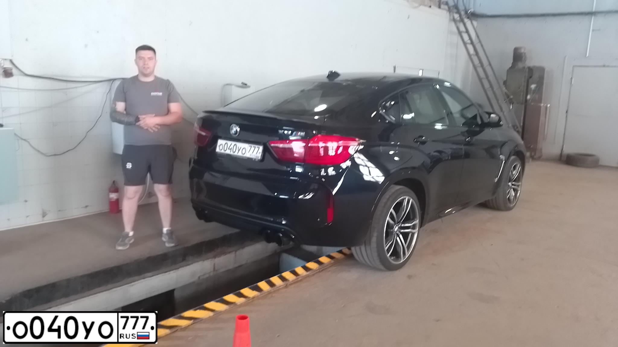 Фото автомобиля BMW X6M, 2016 — госномер О040УО777. Цвет: Темно-синий