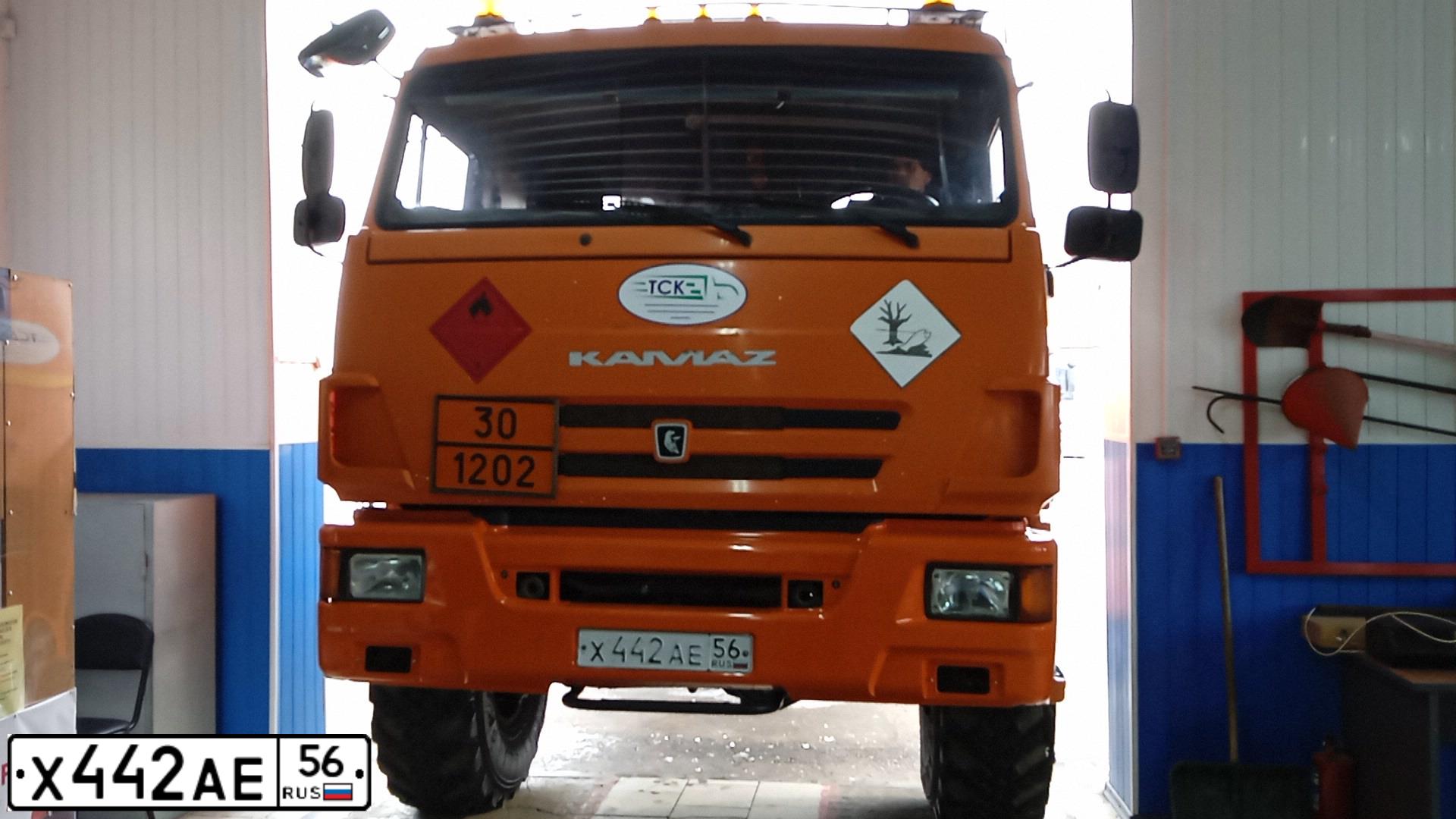 Фото автомобиля NEFAZ 6606 /KAMAZ 5321 6X4/, 2015 — госномер Х442АЕ56. Цвет: ОРАНЖЕВЫЙ