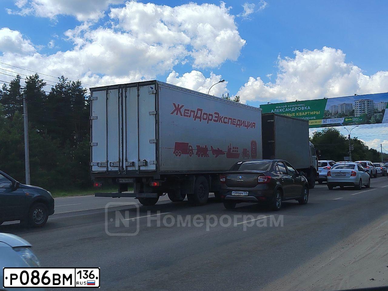 Фото автомобиля RENAULT LOGAN, 2018 — госномер Р086ВМ136. Цвет: Коричневый