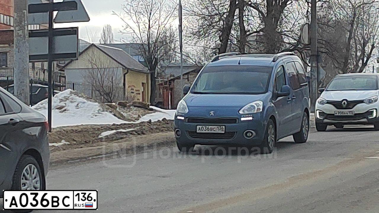 Фото автомобиля PEUGEOT PARTNER, 2013 — госномер А036ВС136. Цвет: синий