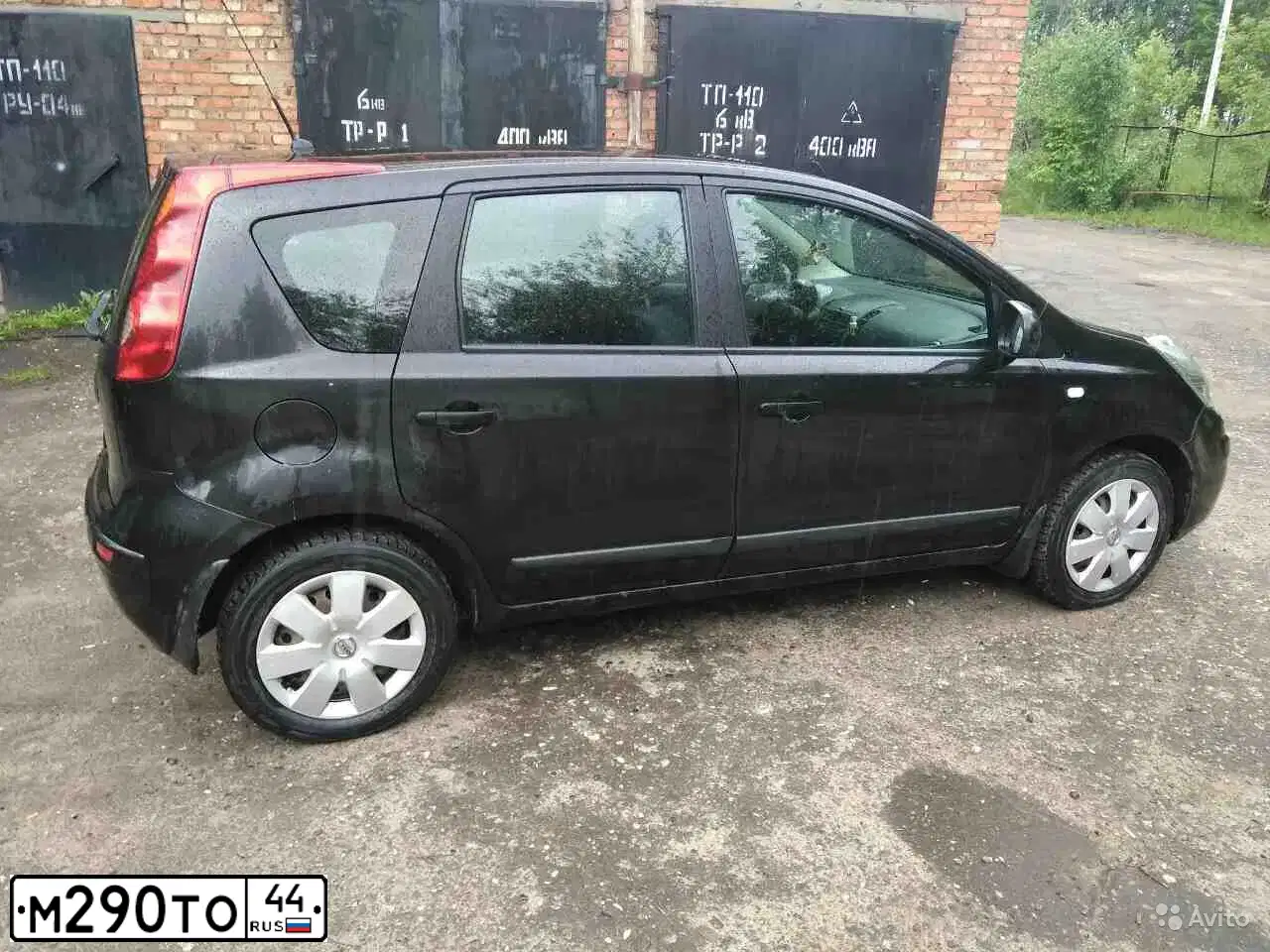 Фото автомобиля NISSAN NOTE, 2008 — госномер М290ТО76. Цвет: ЧЕРНЫЙ