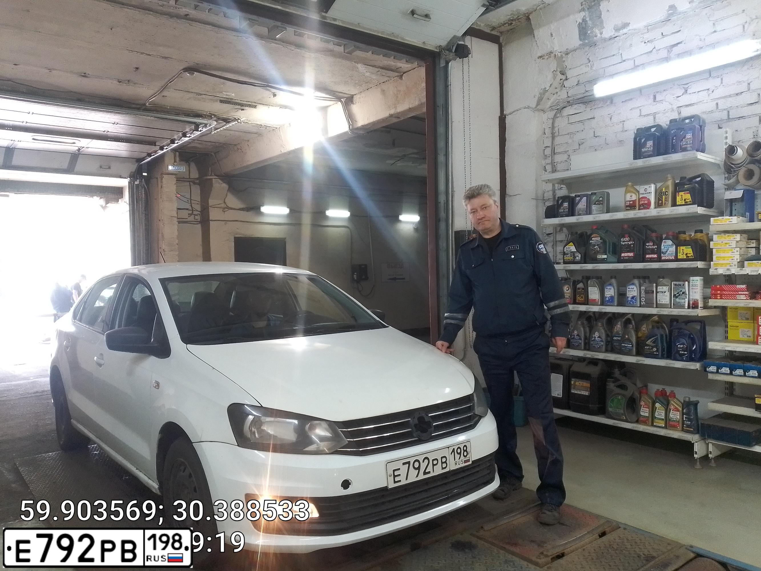 Фото автомобиля VOLKSWAGEN POLO, 2018 — госномер Е792РВ198. Цвет: Белый