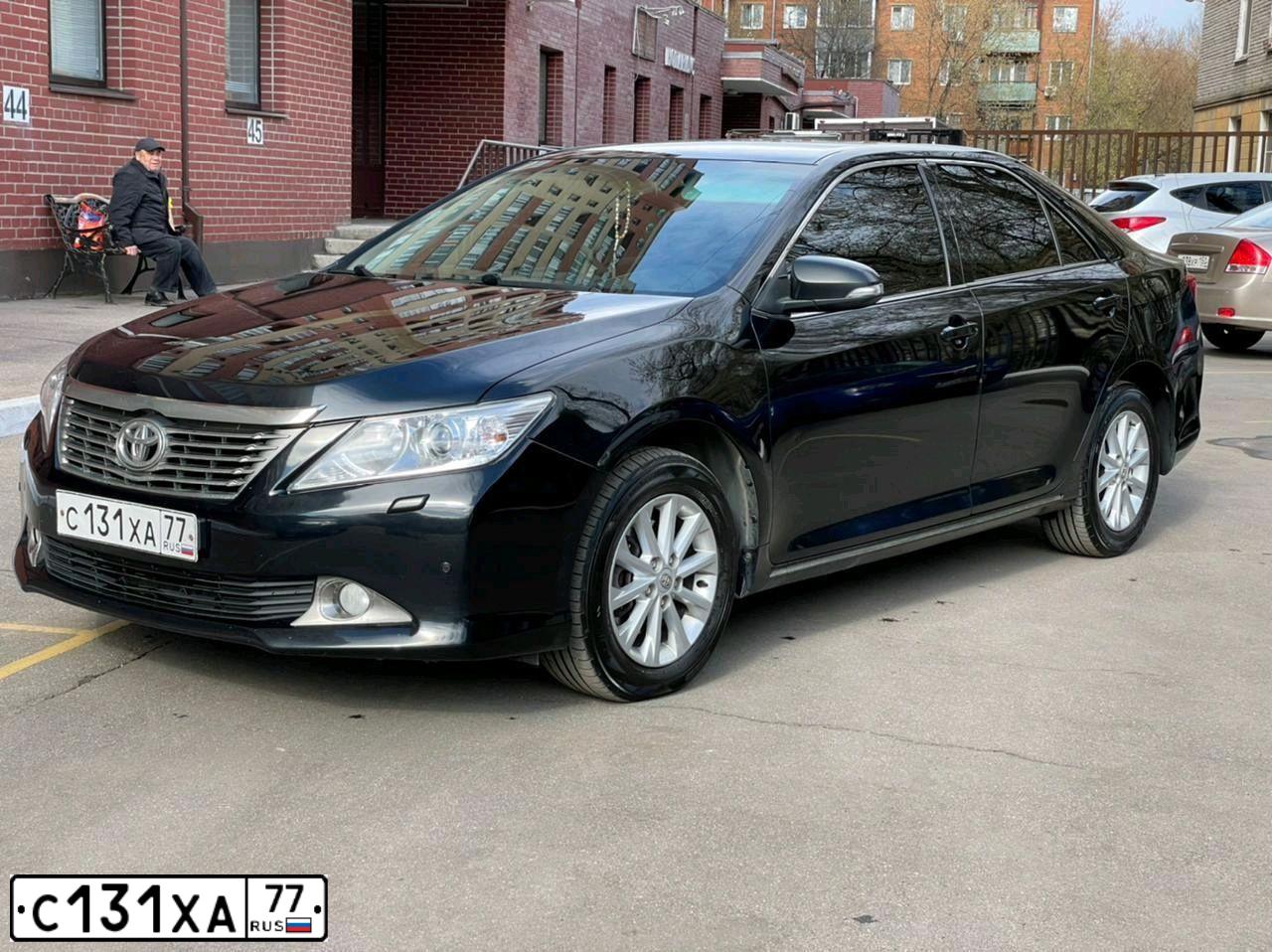 Фото автомобиля TOYOTA CAMRY, 2013 — госномер К539РХ790. Цвет: ЧЕРНЫЙ