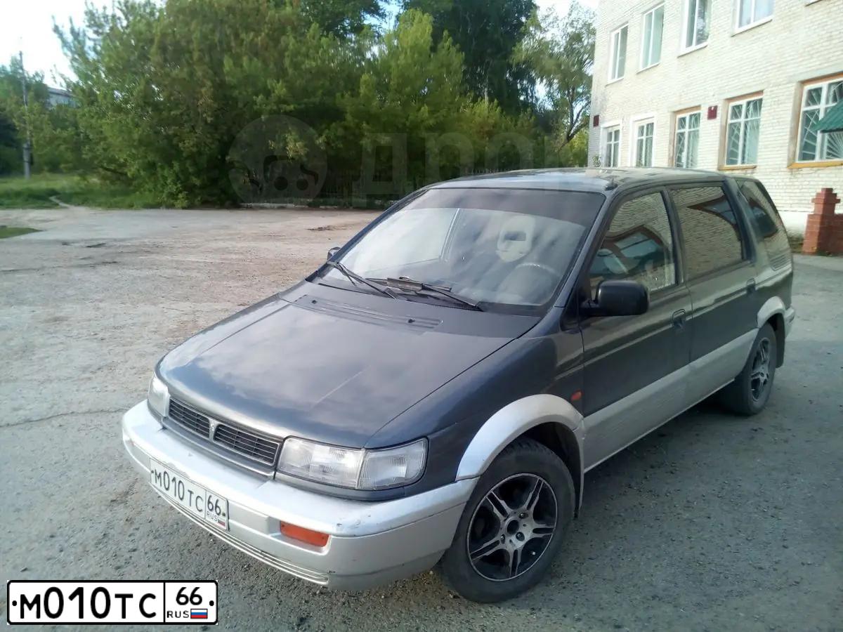 Фото автомобиля MITSUBISHI SPACE WAGON, 1992 — госномер М010ТС66. Цвет: СЕРЫЙ