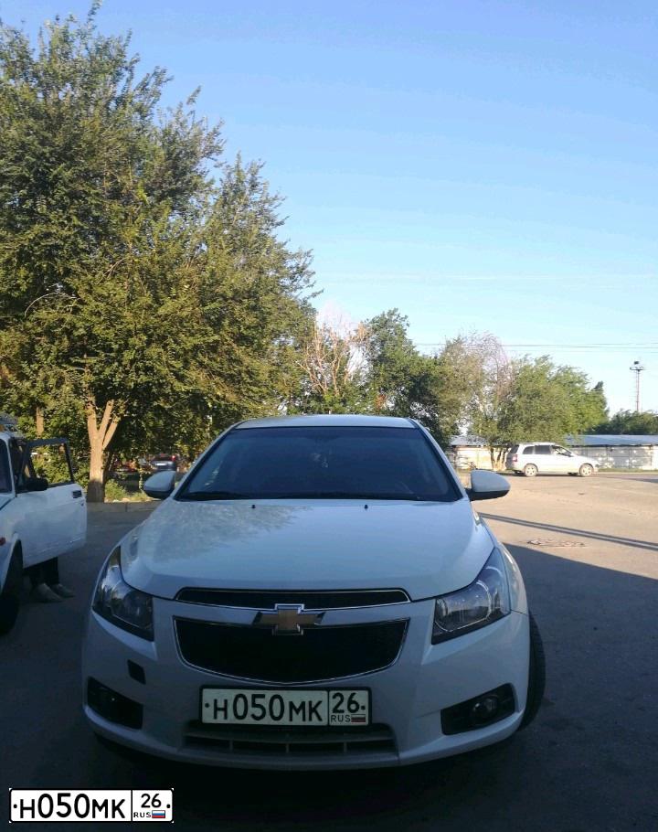 Фото автомобиля CHEVROLET CRUZE, 2012 — госномер Н050МК26. Цвет: Белый